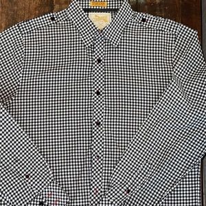 Fantastic details on this plaid shirt